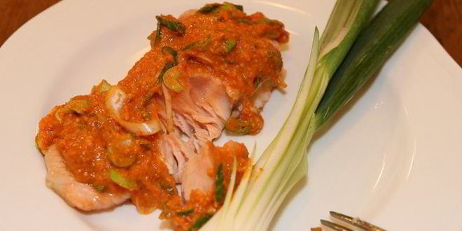 Рецепт семги с соусом из сладкого перца и фундука