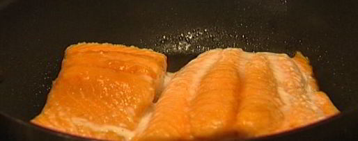 Шаг 7: семги с соусом из сладкого перца и фундука