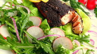 Рецепт Семги в маковой шубке с салатом из руколы и редиса