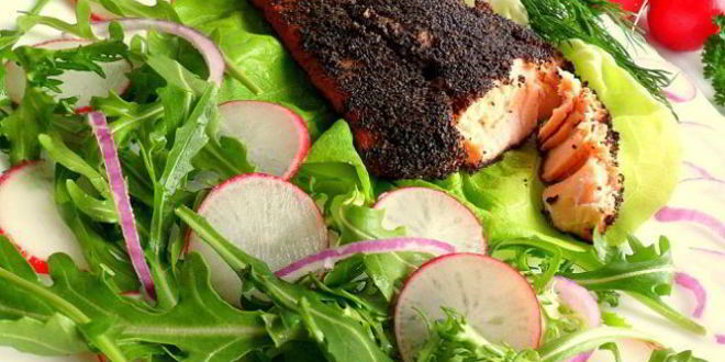 Рецепт семги в маковой шубке с салатом из руколы и редиса