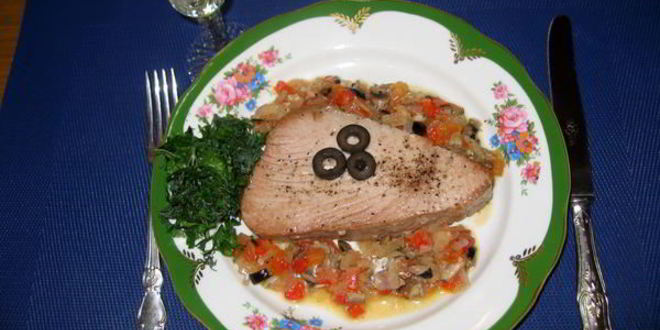 Рецепт тунца, запеченного с анчоусами и овощами