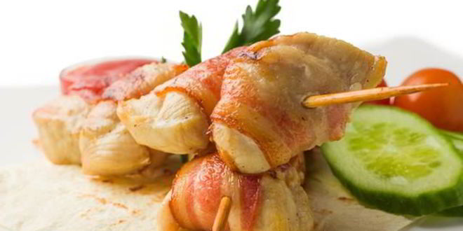 Рецепт куриных шашлычков в беконе на шпажках