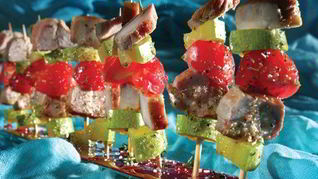 Рецепт Мини-шашлыков из копченой свинины, помидоров черри и маринованных цукини