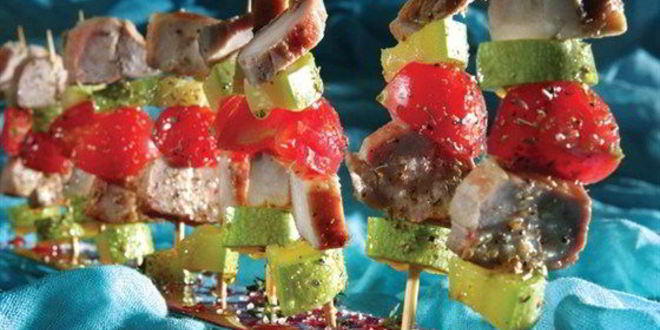Рецепт мини-шашлыков из копченой свинины, помидоров черри и маринованных цукини