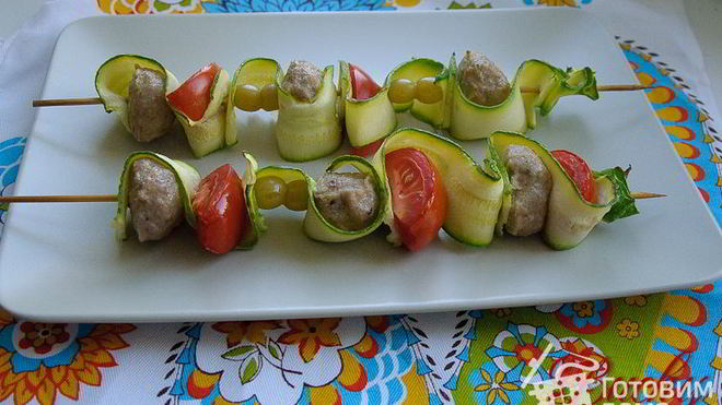 Рецепт Шашлычков из фрикаделек с виноградом и помидорами