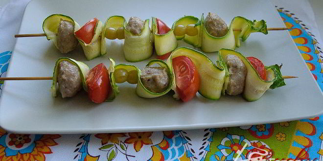 Рецепт шашлычков из фрикаделек с виноградом и помидорами