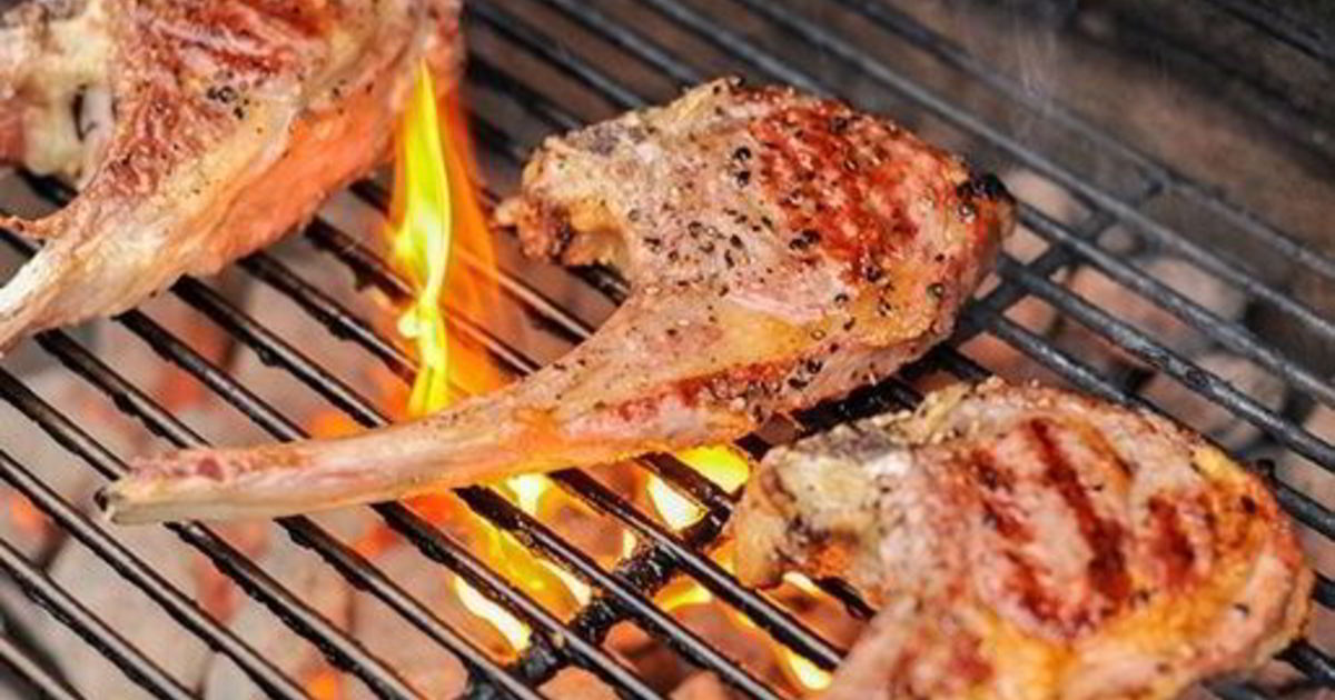 Свиная корейка на кости на мангале. Свиной антрекот на кости. Свиная корейка шашлык. Стейк чалагач. Корейка на шампурах.