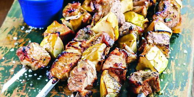 Рецепт шашлыка из свиной лопатки с яблоками