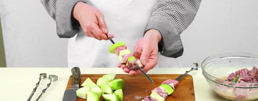 Шаг 3: шашлыка из свиной лопатки с яблоками