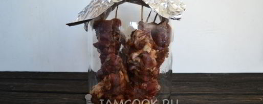 Шаг 12: шашлыка в духовке в банке на шпажках