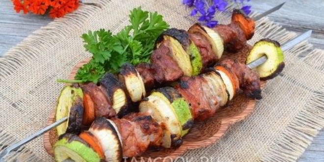 Рецепт свиного шашлыка с овощами на углях