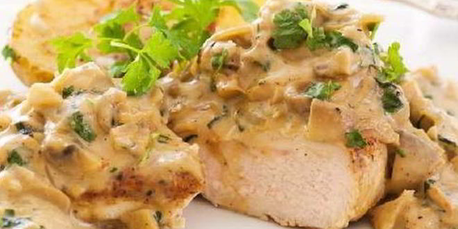 Рецепт запеченного шницеля из индейки со сливочным соусом из лесных грибов