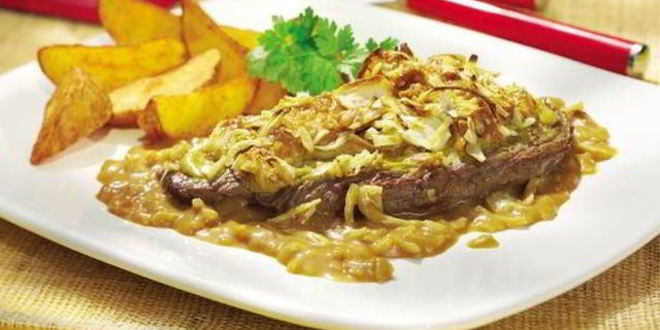 Рецепт запеченного шницеля в сливочно-луковом соусе