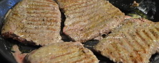 Шаг 1: говяжьих стейков на сковороде