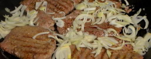 Шаг 2: говяжьих стейков на сковороде