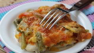 Рецепт Куриного стейка под овощами и сыром