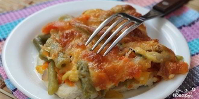 Рецепт куриного стейка под овощами и сыром