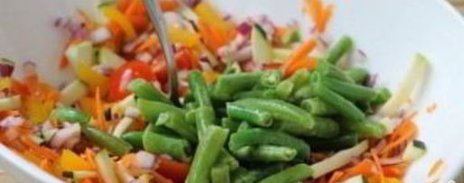 Шаг 2: куриного стейка под овощами и сыром