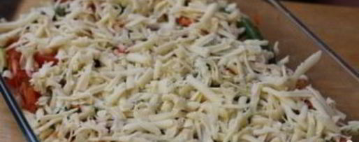 Шаг 5: куриного стейка под овощами и сыром