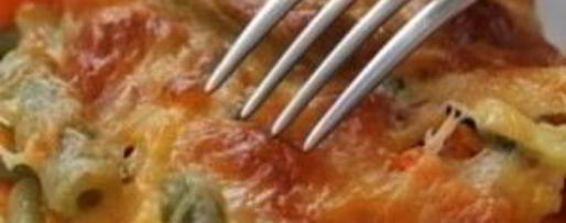 Шаг 7: куриного стейка под овощами и сыром