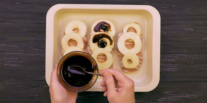 Рецепт куриных стейков с яблоками