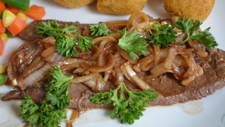 Рецепт Маринованных стейков с луком