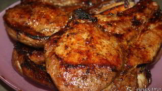 Рецепт Сочных острых стейков рибай на мангале на решетке