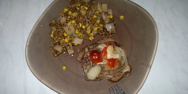 Рецепт стейка из бараньей шеи, запеченный в горшке и чечевица с кукурузой, сельдереем и чесноком