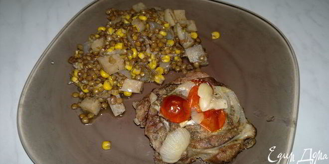 Рецепт стейка из бараньей шеи, запеченный в горшке и чечевица с кукурузой, сельдереем и чесноком