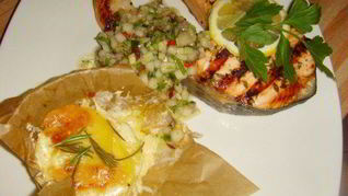 Рецепт Стейка из лосося с грушевой сальсой и картофельным гратеном