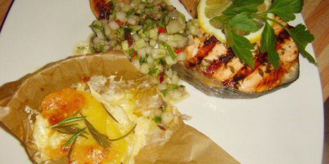 Рецепт стейка из лосося с грушевой сальсой и картофельным гратеном