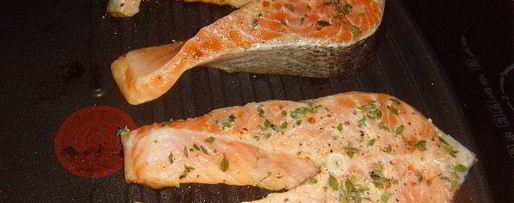 Шаг 5: стейка из лосося с грушевой сальсой и картофельным гратеном