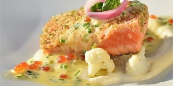 Рецепт стейка из семги на овощах