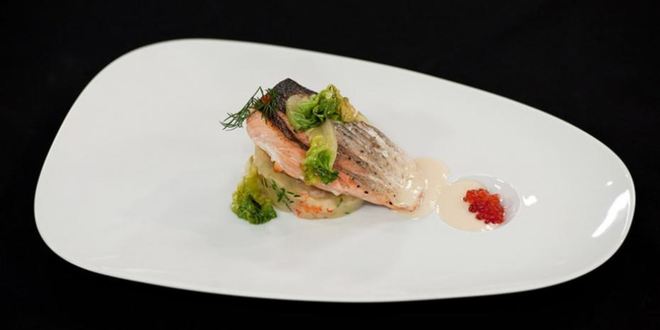 Рецепт стейка из семги на печеном картофеле с икорным соусом