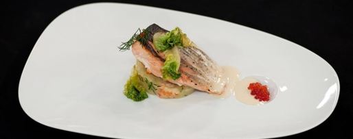 Шаг 10: стейка из семги на печеном картофеле с икорным соусом