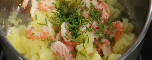 Шаг 3: стейка из семги на печеном картофеле с икорным соусом