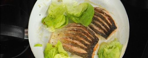 Шаг 8: стейка из семги на печеном картофеле с икорным соусом