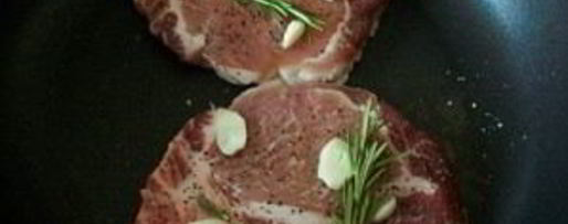 Шаг 2: стейка из свинины с розмарином