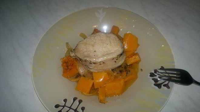 Рецепт Стейка из свиной корейки с карманом начиненный оливками и чесноком и тушеная тыква с луком