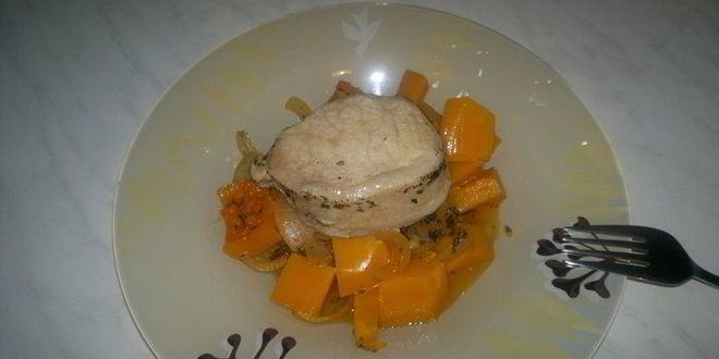 Рецепт стейка из свиной корейки с карманом начиненный оливками и чесноком и тушеная тыква с луком