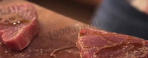 Шаг 3: стейка из тунца на сковороде