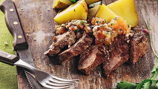 Рецепт Стейка с соусом и печеным картофелем