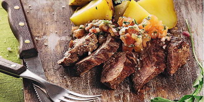 Рецепт стейка с соусом и печеным картофелем