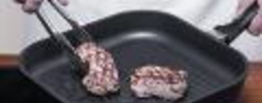 Шаг 2: стейка с соусом и печеным картофелем