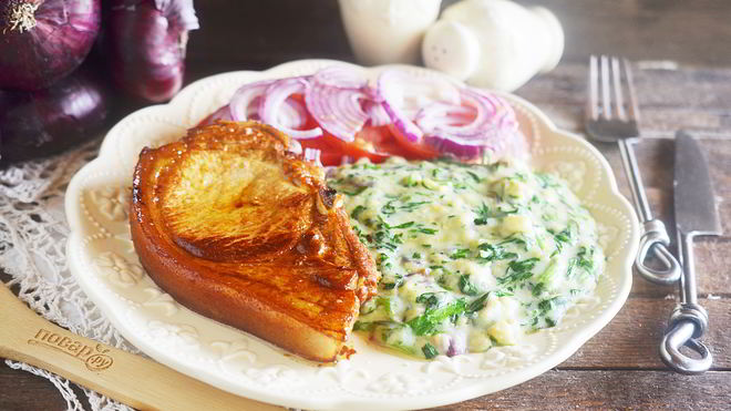 Рецепт Стейка с томатным салатом и сливочным шпинатом