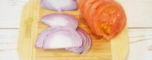 Шаг 1: стейка с томатным салатом и сливочным шпинатом