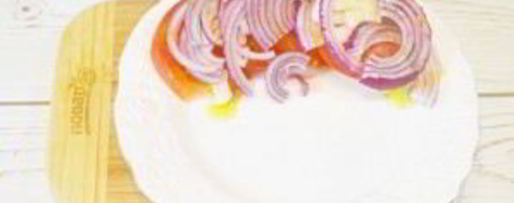 Шаг 2: стейка с томатным салатом и сливочным шпинатом