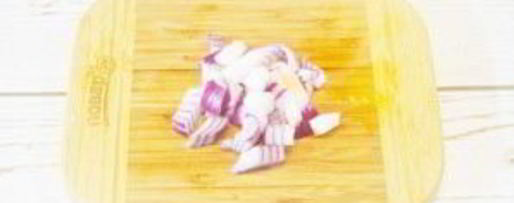 Шаг 3: стейка с томатным салатом и сливочным шпинатом