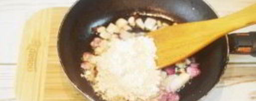 Шаг 5: стейка с томатным салатом и сливочным шпинатом