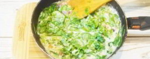 Шаг 8: стейка с томатным салатом и сливочным шпинатом